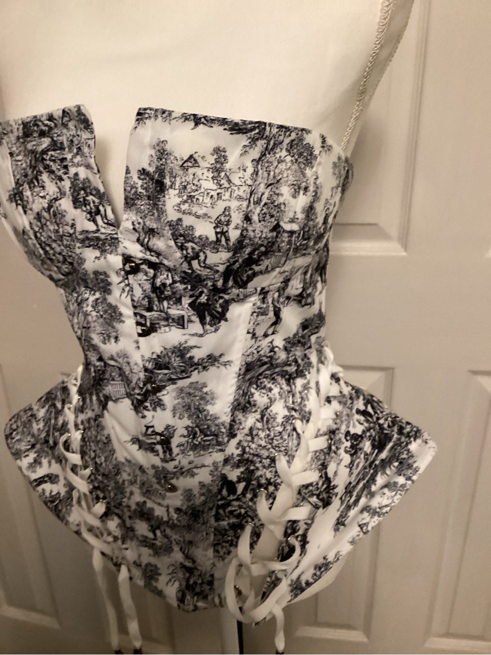 Akira Toile-Print Strapless Corset top in White and Black